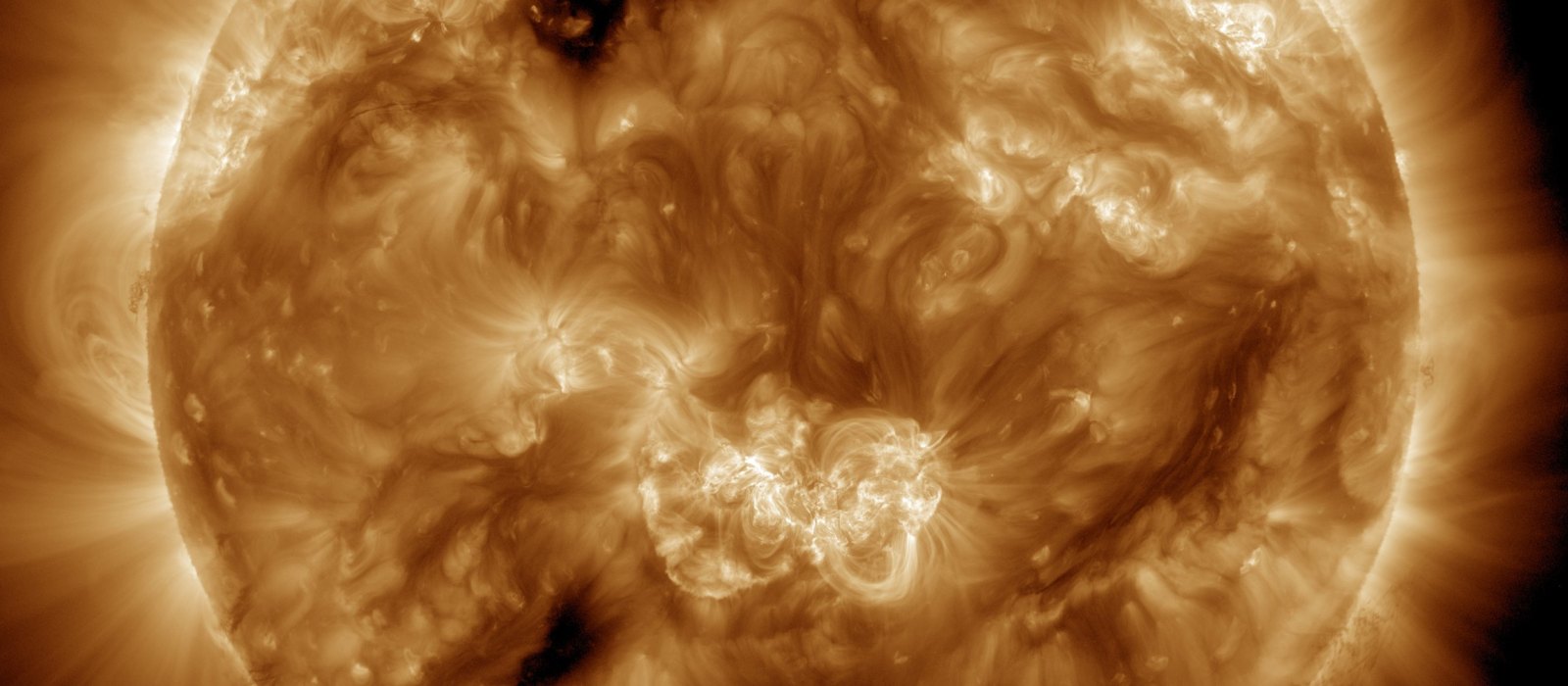 The solar corona above active regions on 7 May 2024, imaged in extreme ultraviolet light by the Solar Dynamics Observatory